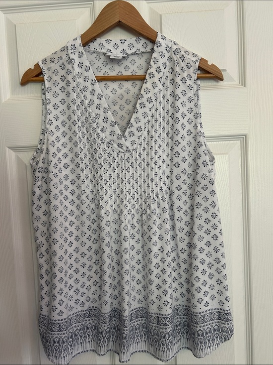 Liz Claiborne Tops - Liz Claiborne White Sleeveless V-Neck Tank with Navy Print, Size LARGE